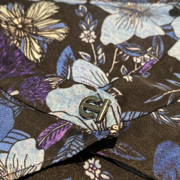 Elie Tahari Siobhan Floral Printed Silk Keyhole Blouse Dark Romantic Top M - Picture 4 of 10